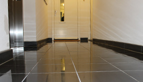 Reiniging schoonmaak tegelvloer trappenhuis door Aquarel