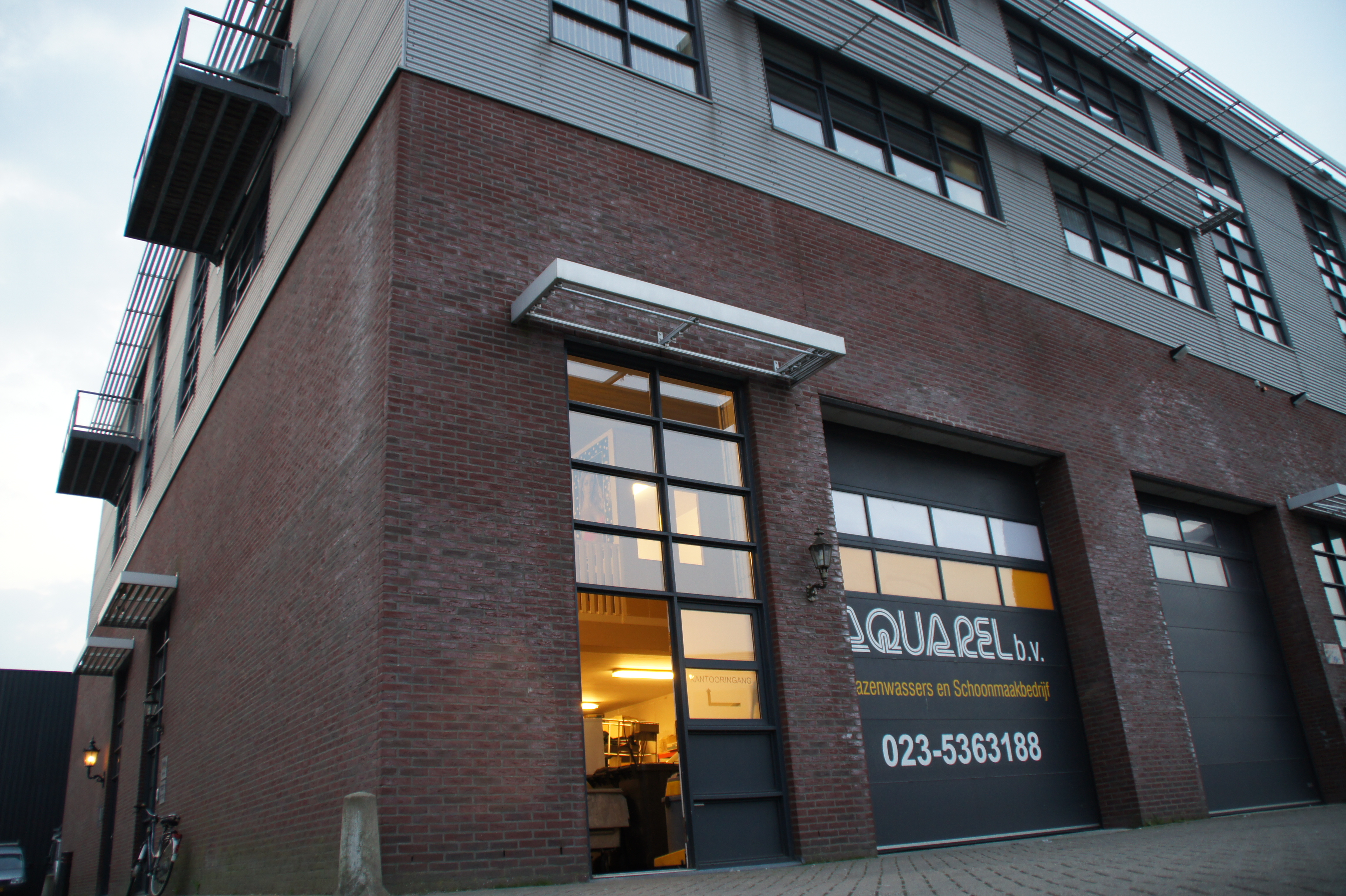 Aquarel Glazenwassers en Schoonmaakbedrijf Haarlem bedrijfspand - perspectief laag