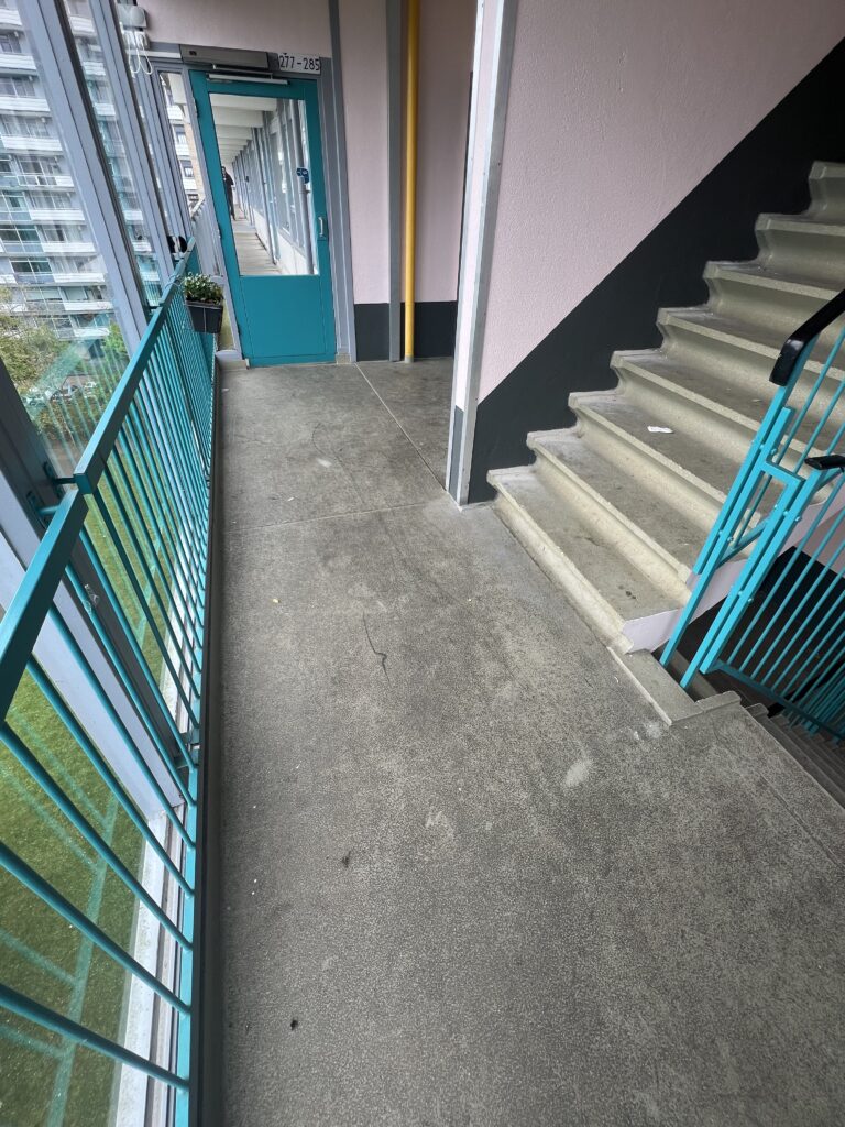 Vloeren trappenhuis nog niet gereinigd van gehecht vuil - Glazenwassers en Schoonmaakbedrijf Aquarel Haarlem