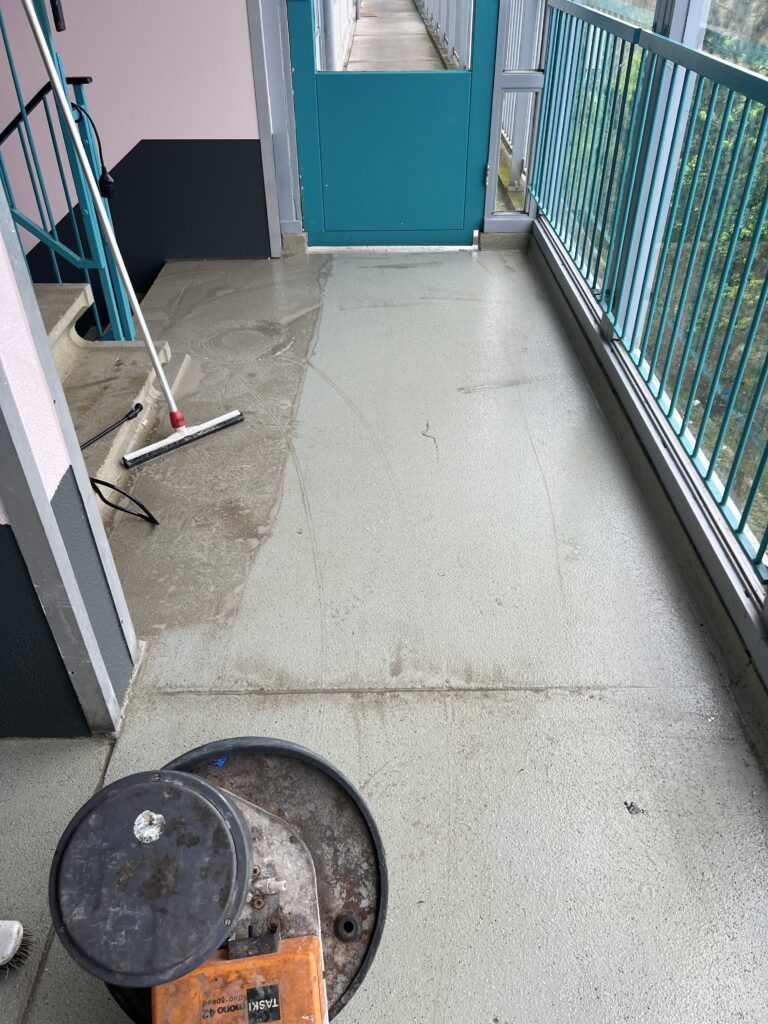Vloeren reinigen van gehecht vuil trappenhuis - Glazenwassers en Schoonmaakbedrijf Aquarel Haarlem