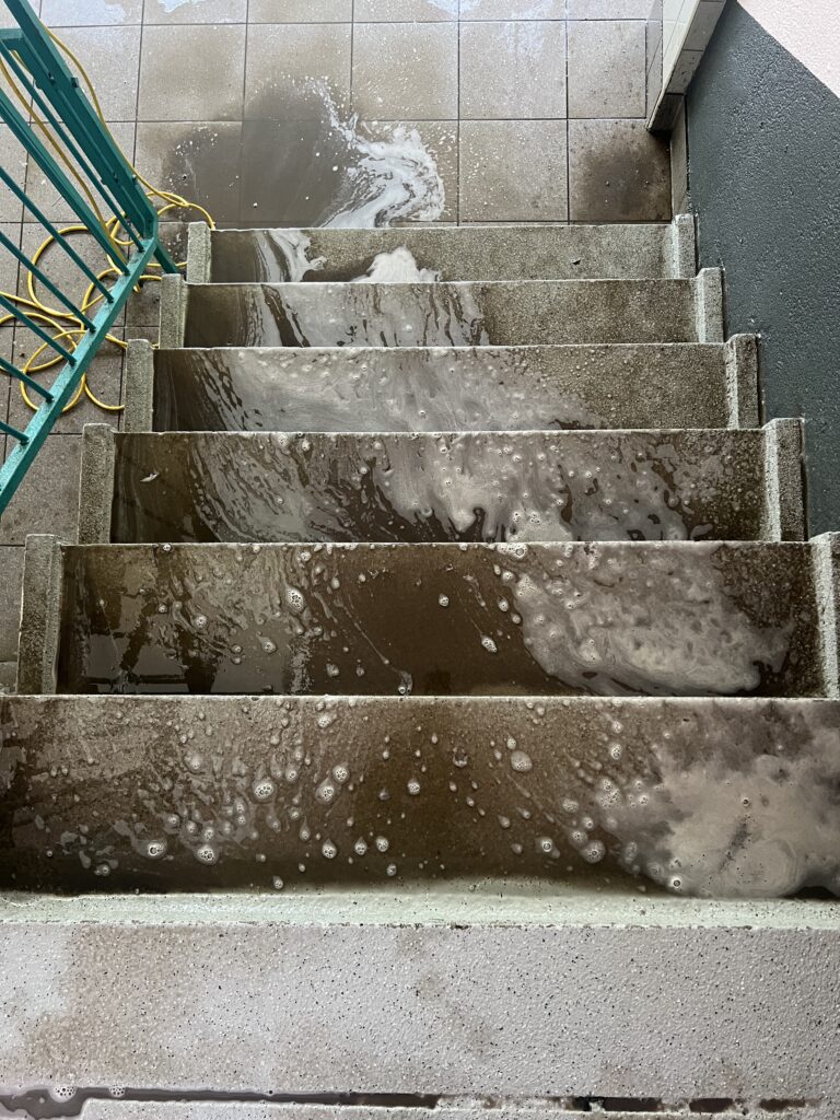Trappenhuis reinigen van gehecht vuil - vieze trap - Glazenwassers en Schoonmaakbedrijf Aquarel Haarlem