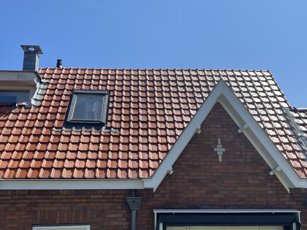 Dakpannen reiniging softwash methode - Glazenwassers en Schoonmaakbedrijf Aquarel - Haarlem