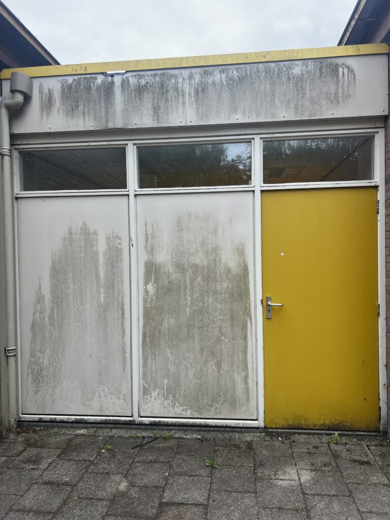 Reiniging kunststofplaten buitenruimte van een schoolgebouw door middel van softwash methode door Aquarel
