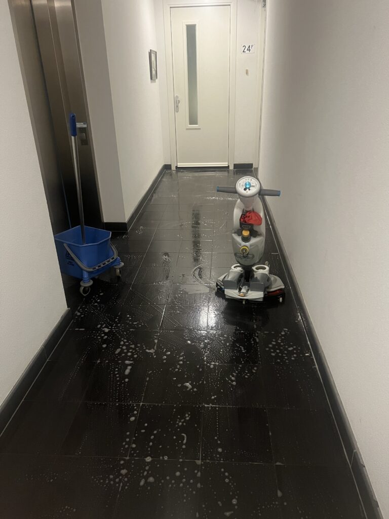 Reiniging schoonmaak tegelvloer trappenhuis door Aquarel