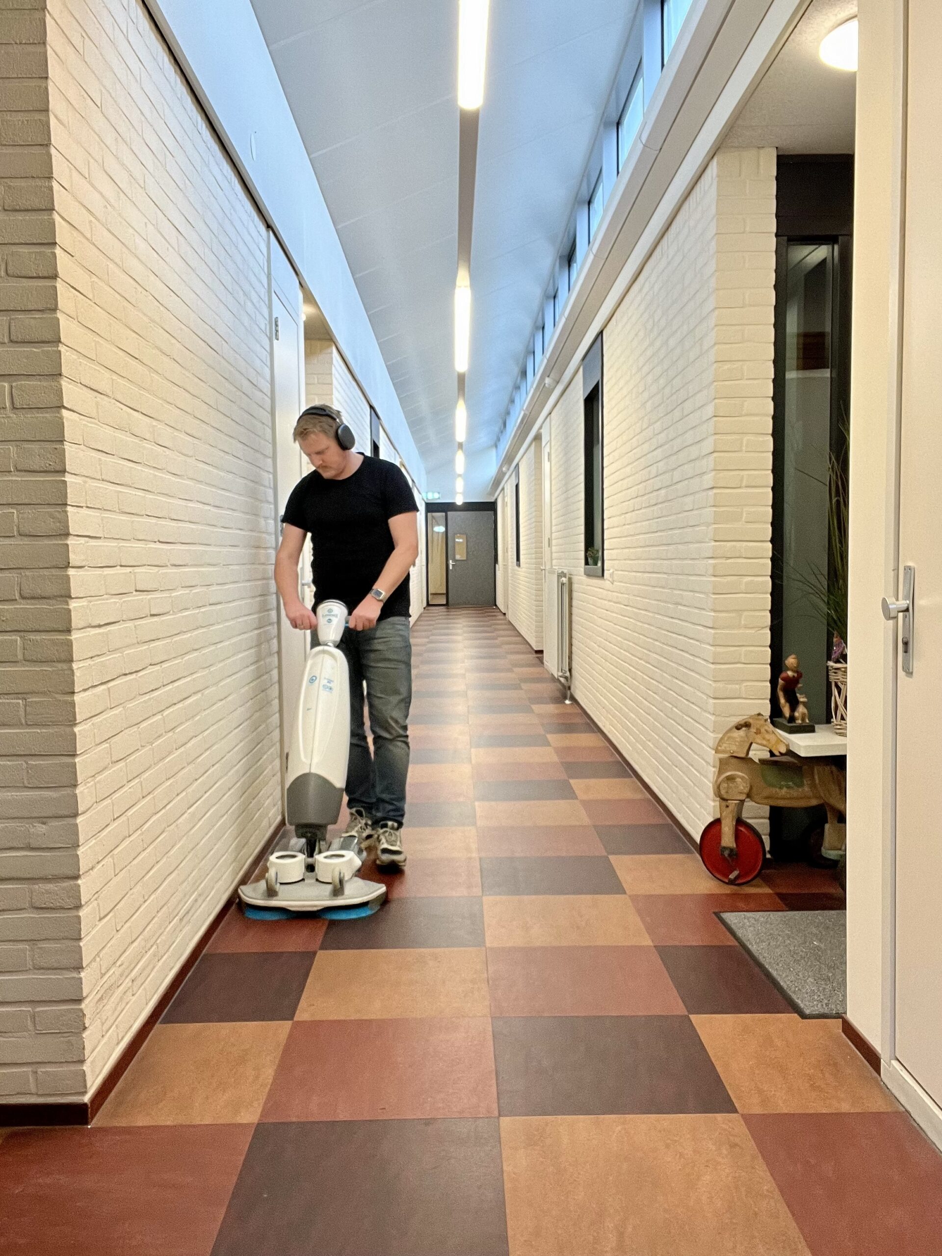 Reiniging schoonmaak en reiniging linoleum vloer gezondheidscentrum door Aquarel